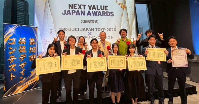最優秀賞と内閣総理大臣賞を獲得した、三陸とれたて市場の八木代表取締役（前列左から3人目）